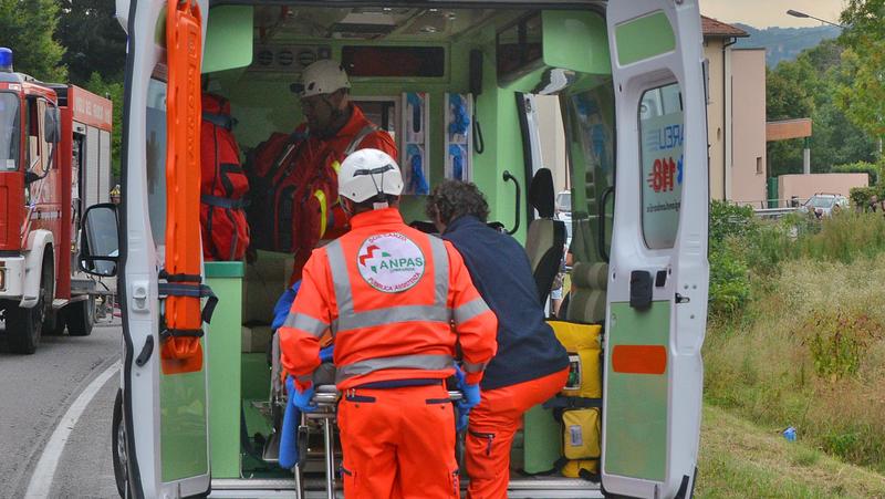 Sbatte contro il guard rail e va a finire contro un furgone: muore pensionato