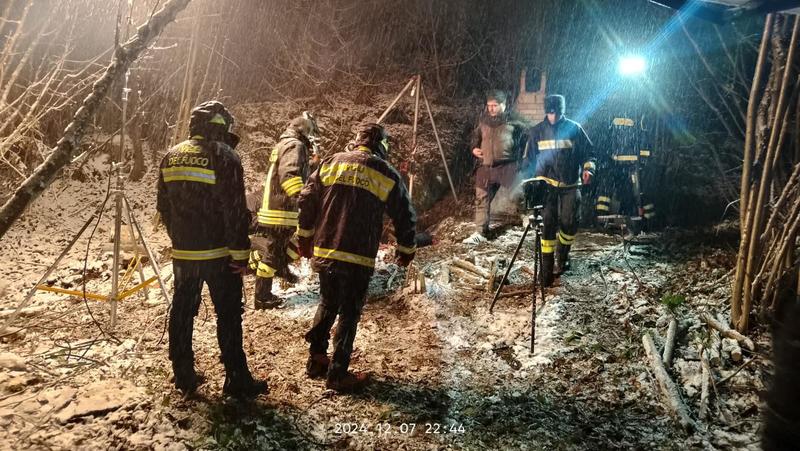 Cane precipitato in una dolina di Sulzano: corsa contro il tempo per salvare il cane Full