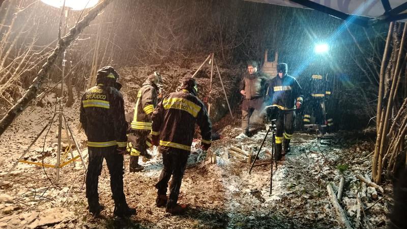 Cane bloccato in una grotta, lo sforzo immane dei pompieri per tentare di salvarlo: “Sono eccezionali”