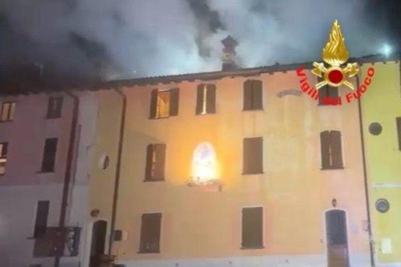 Terrore nella notte, palazzina divorata dalle fiamme: tre adulti e due minorenni senza casa