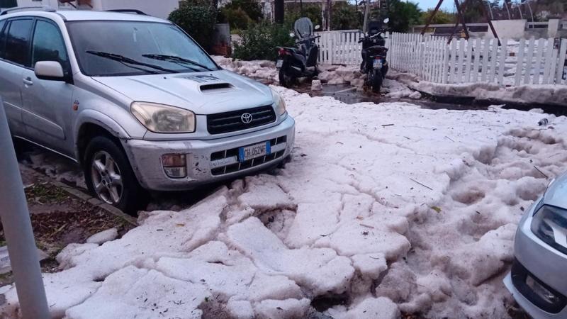 Ischia si sveglia imbiancata: forte grandinata nella notte, al lavoro mezzi specialiper liberare le strade