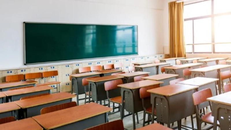 Napoli, presunto bullismoÂ a scuola: due compagne sbattono bambina di 8 anni contro la porta