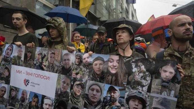 Ucraina, si valuta di abbassare il servizio militare da 25 a 18 anni. Ecco i quattro motivi che frenano Zelensky