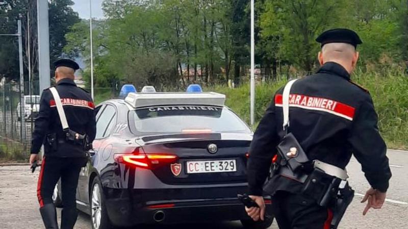 Perseguita l’ex compagno e lo picchia anche davanti alla caserma dei carabinieri