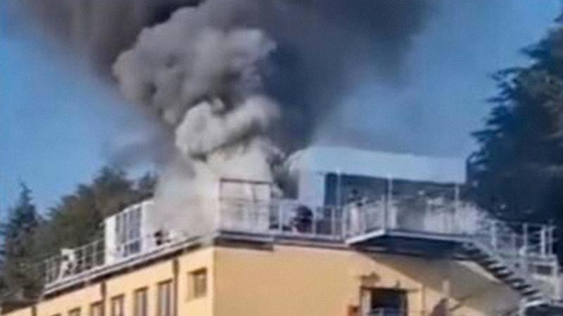 Incendio all’Università dell’Insubria, colonna di fumo dal tetto: il rogo al padiglione Bassani