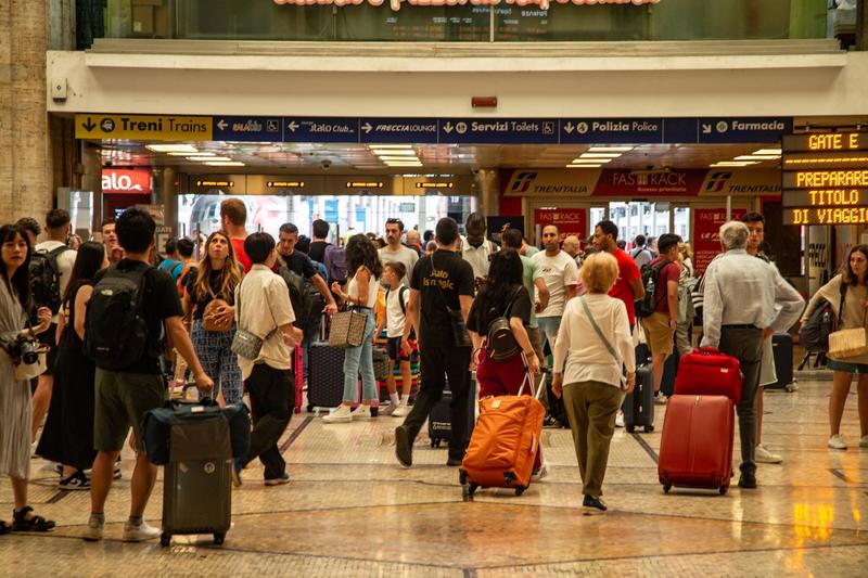 Stazione Centrale a Milano, il risiko degli spazi commerciali: tre locali sotto sfratto e 62 licenziamenti