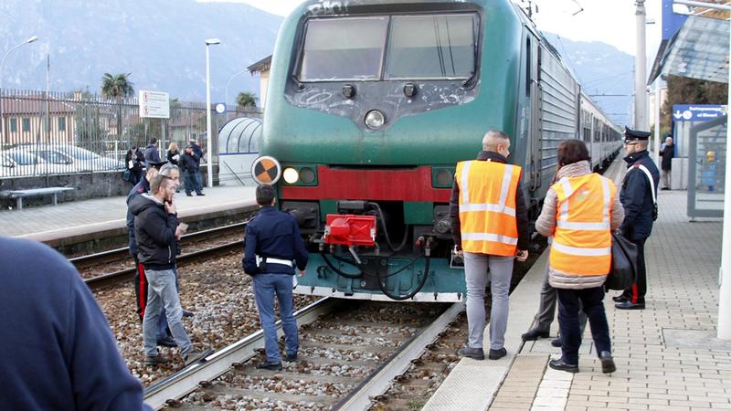 Saronno, uomo privo di vita trovato lungo i binari della stazione Sud, in tilt i treni per Varese e Malpensa