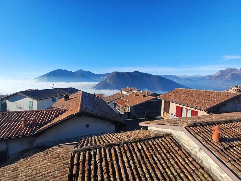 Il raro spettacolo della nebbia a Monte Isola: i paesi sorgono da un lago di nuvole