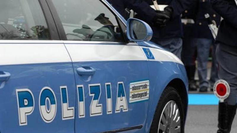 Medico insospettabile con due pistole clandestine e rubate, un passamontagnae un lampeggiante: arrestato