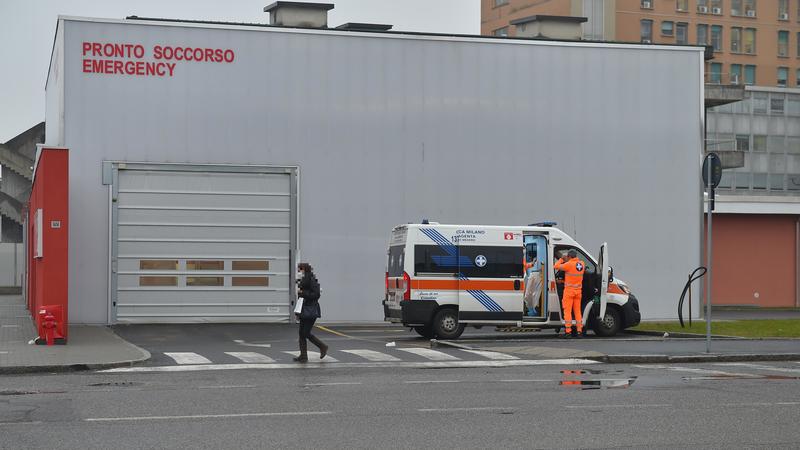 Allarme in Pronto soccorso a Magenta, paziente dà in escandescenze: botte a chi gli capita a tiro