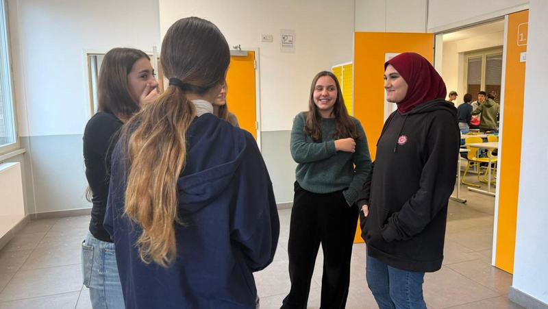 “Io, ragazza col velo alla scuola cattolica”. La storia di Maryam, prima musulmana del liceo classico Faes di Milano