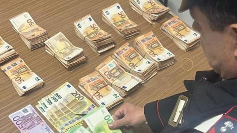 Uccide il padre a coltellateÂ e fugge con centomila euro nascosti nellâauto