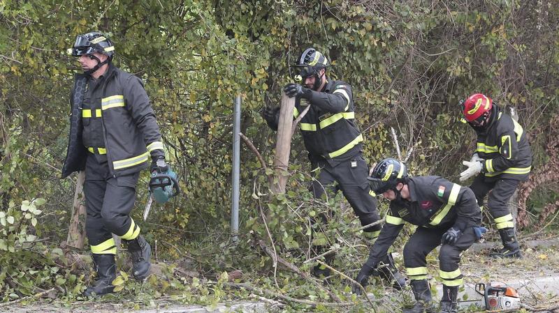 Allerta vento forte in Lombardia, a Lecco parchi chiusi. Ai Piani di Bobbio impianti fermi