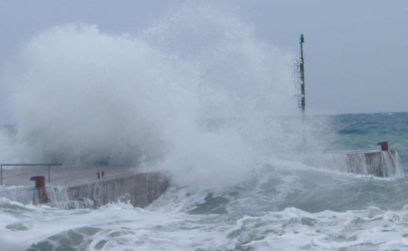 Pesaro e Fano nella morsa del maltempo, raffiche di vento già registrate a 100 chilometri orari