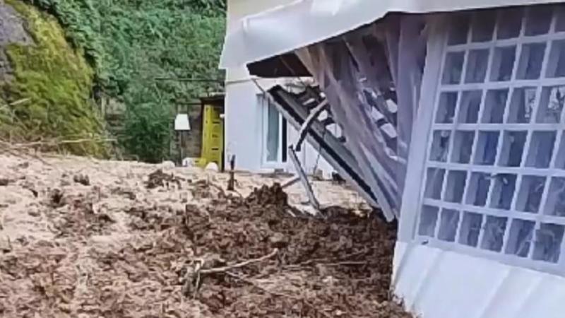 Frana dal monte Gelbison,una fiume di pietre e fangocolpisce un ristorante