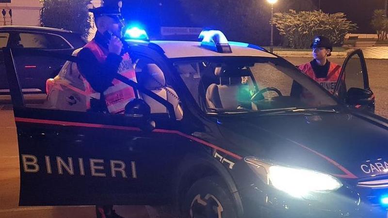 Bergamo, fugge all’alt dei carabinieri e cerca due volte di speronarli: raggiunto e arrestato