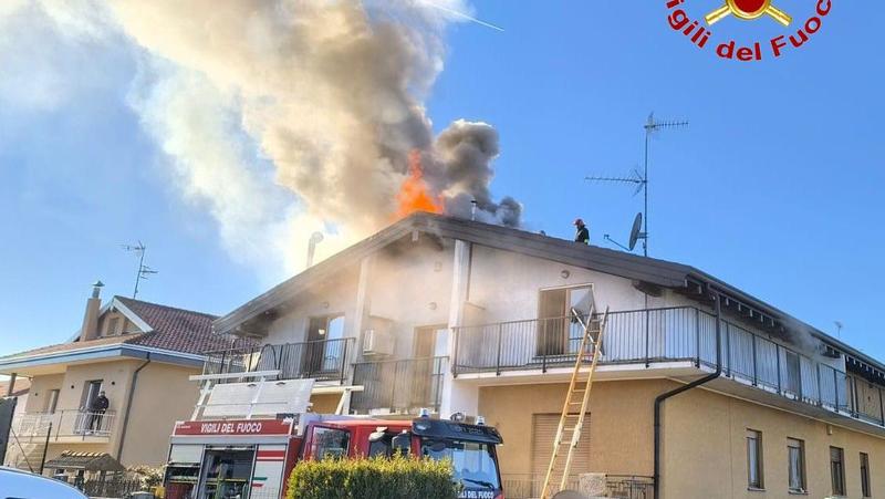 Sesto Calende, tetto e mansarda di una villetta distrutti da un incendio