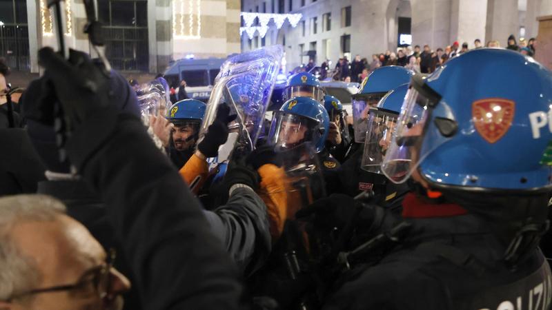 Tensione a Brescia, estrema destra e antifascisti si fronteggiano in piazza: dispiegata la polizia