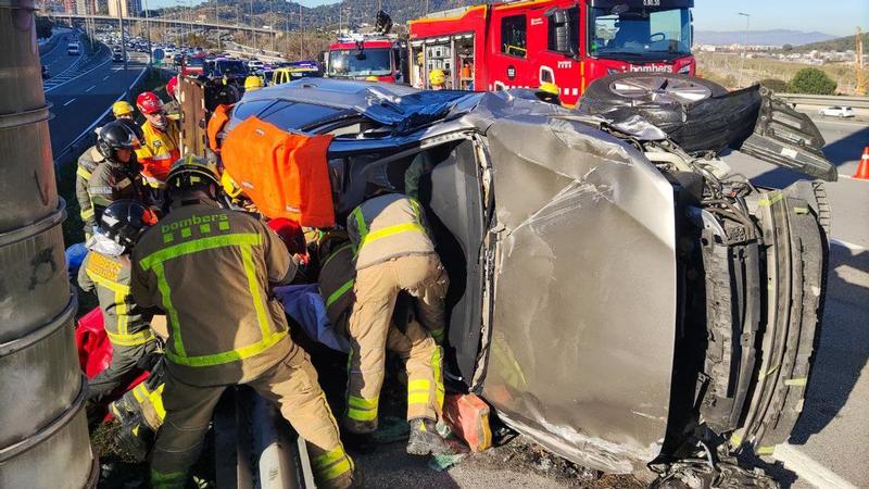 Atasco de 4 kilómetros por un accidente en el nudo de la Trinitat con un herido muy grave