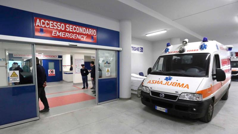 Botti, 36 persone in ospedale: 8 sono minoriÂ Due persone ferite da colpi di pistola,appartamento in fiamme in via Tribunali