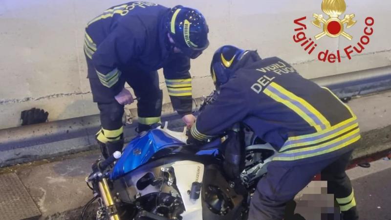 Incidente a Brienno, motociclista si schianta contro un’auto in galleria: morto 52enne