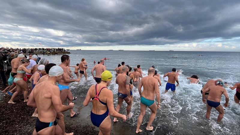 Tuffo di Capodanno in Toscana: i “benefici” del mare d’inverno e i trucchi per sentire meno freddo