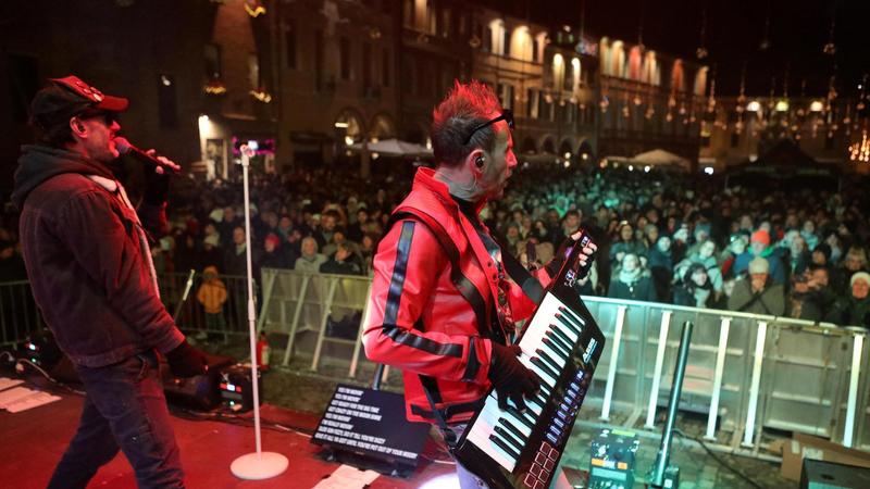 Concerto di San Silvestro. In seimila al brindisi in piazza del Popolo dopo 5 anni di silenzio