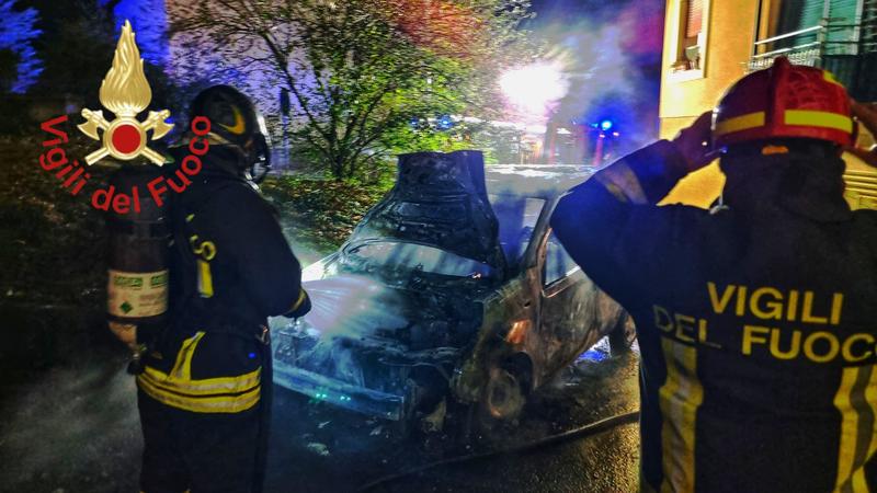 Incendio di Capodanno a Como, in fiamme due auto nella notte: evacuato il condominio di fronte