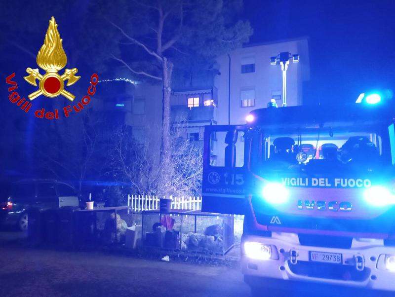 Cairate, fiamme nella notte nelle cantine di un condominio: torna l’ombra del piromane seriale