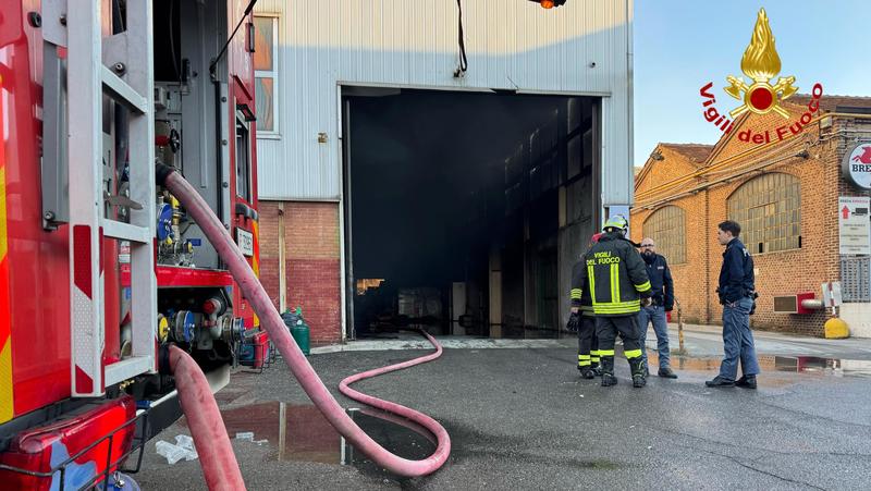 Incendio in un capannone di viale Sarca a Milano: vigili del fuoco in azione /