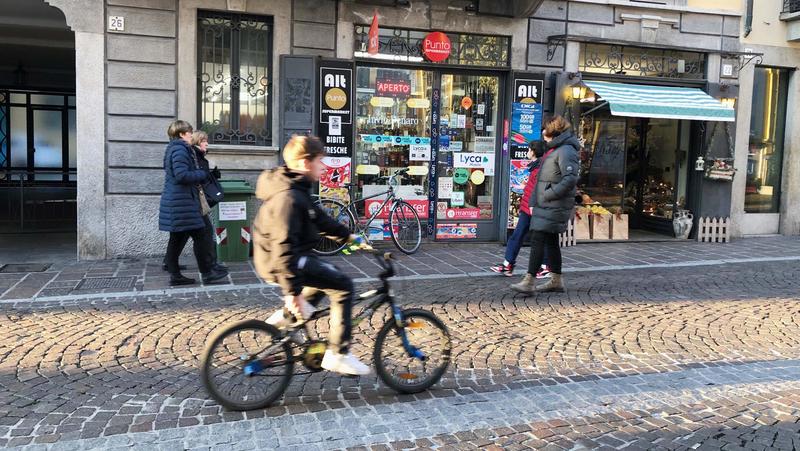 Cerca di difendere l'incasso, titolare di un minimarket presa a pugni dal rapinatore