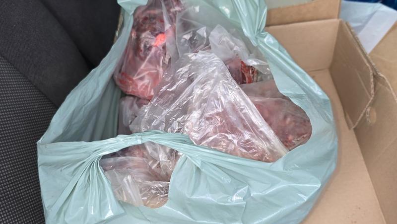 Corvetto, cento kg di carne (in pessime condizioni) in buste di cellophane nell’auto: multa da 3mila euro a venditore abusivo