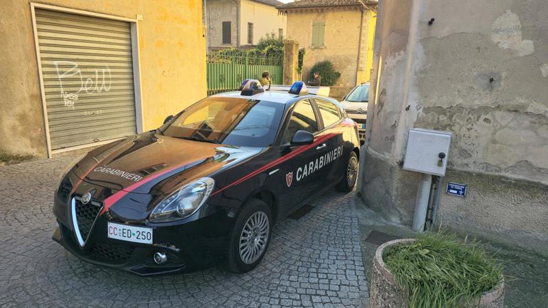 Due minori con la pistola rapinano passanteI carabinieri li trovano a casa e scopronoÂ che la madre ha nascosto 18 chili di droga