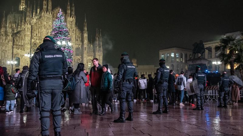 Milano, la ragazza belga conferma le violenze di Capodanno: “Circondati da 30-40 uomini, la polizia non poteva vederci”