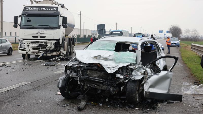 Montichiari, incidente tra auto e camion del latte: morta una 45enne. Ferito un 12enne