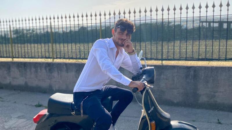 Striano, Emanuele Barone muore a 23 anni dopoÂ una caduta dal suo scooter