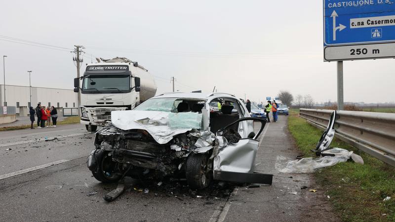 Montichiari, incidente tra auto e camion: morta la 45enne Oksana Litvinova. Gravissimo il figlio 12enne