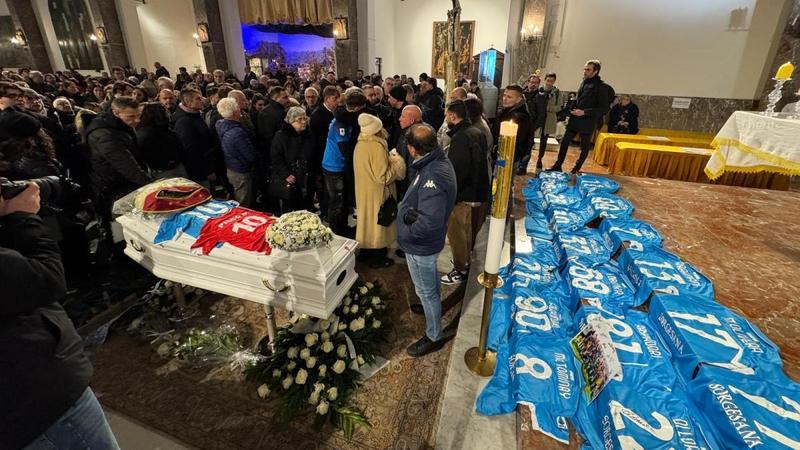 Daniele, lacrime e maglie azzurre per l'addio Delegazione del Napoli. Battaglia: coraggioso