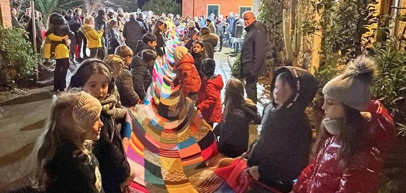 Il mini borgo e la super calza della Befana lunga oltre 60 metri: Sant’Ermo supera il suo record – Video