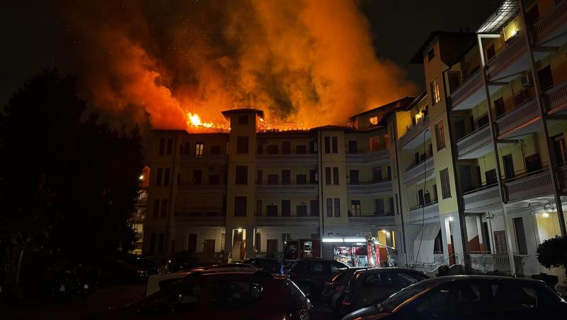 Corsico, incendio in un condominio: il tetto collassa, evacuato edificio /