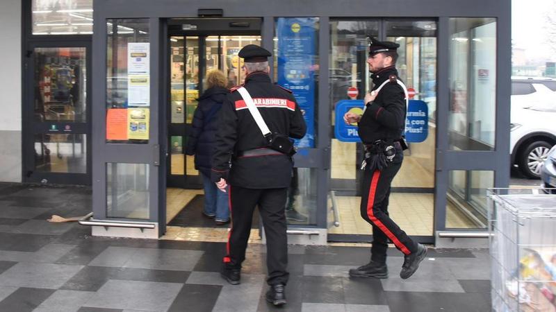 Accoltellata dal marito a Seriate: 14 ferite in tutto il corpo. Le urla la sera prima dell’aggressione: “Lasciami in pace!”