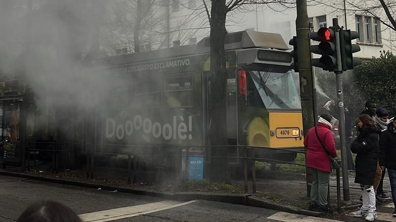 Principio d’incendio sul tram 12: i passeggeri abbandonano di corsa il mezzo