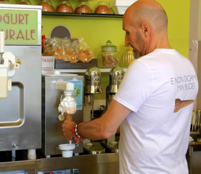 A Livorno ladri pure alla gelateria Caprilli: rubate due macchine fotografiche