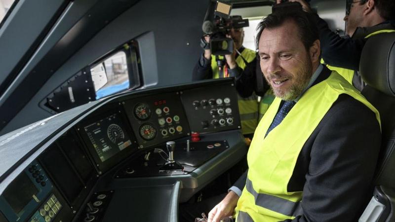 La revolución de Óscar Puente en el transporte público: 'barra libre' de bus y tren para moverte por España (excepto en AVE)