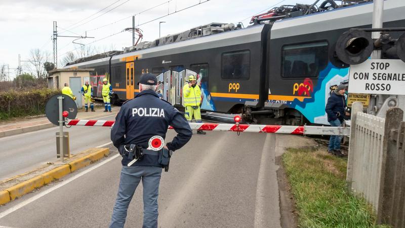 Donna urtata e ferita da un treno al passaggio a livello: cos’è successo