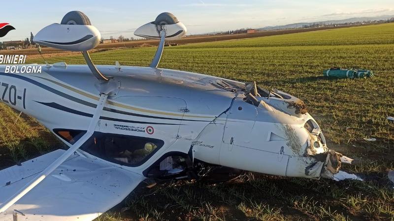 Emergenza in volo, tutti salvi. Aereo in avaria dopo il decollo atterra in un campo e si ribalta