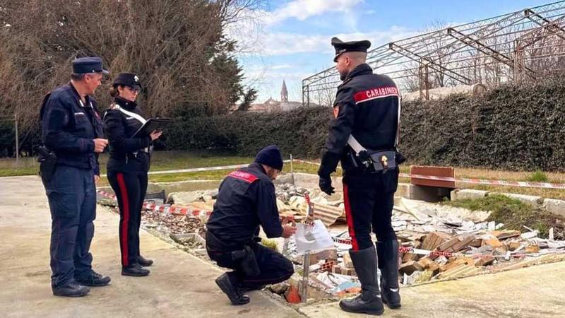 Scoperta una discarica in un cortile