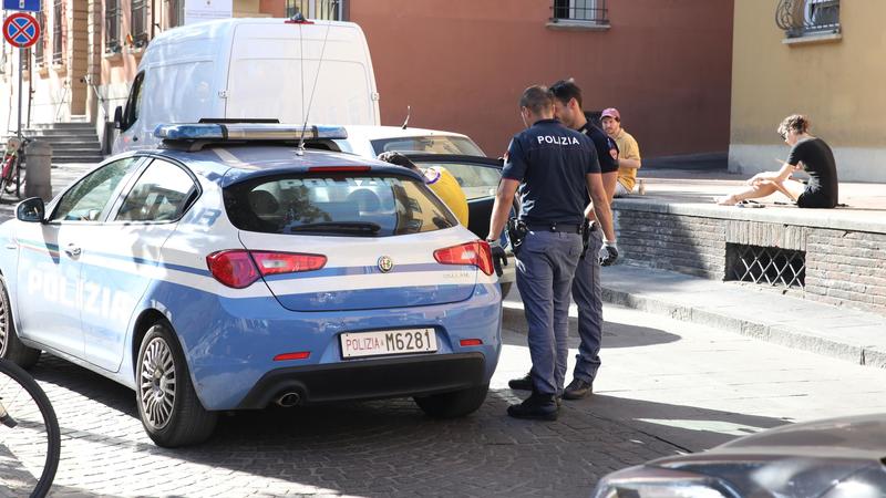 Fuori da scuola col coltello: studente dodicenne fermato da alcuni genitori