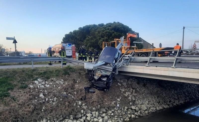 Rischia di cadere dal ponte con l’auto: paura per un 21enne