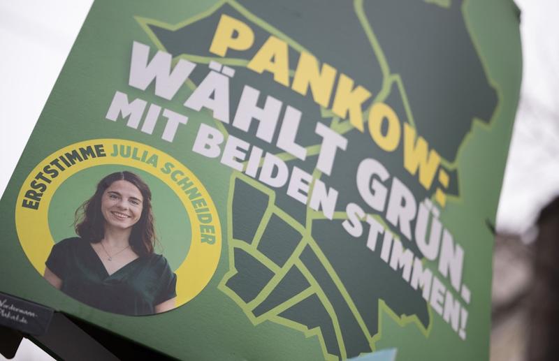 500 Plakate im Müll gelandet: Gelbhaar-Affäre führt zu Plakat-Chaos bei Berliner Grünen